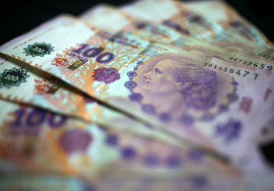 البيزو الأرجنتيني يعاود الهبوط الحاد وحكومة "ميلي" تتدخل