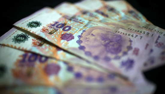 البيزو الأرجنتيني يعاود الهبوط الحاد وحكومة "ميلي" تتدخل