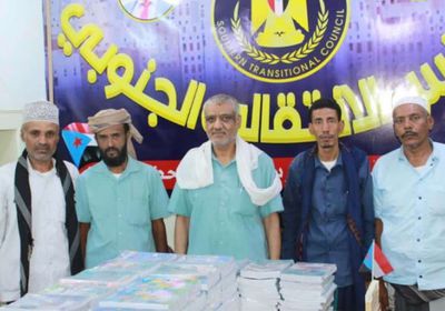 انتقالي شبام يطلق مبادرة توزيع مستلزمات مدرسية على الطلاب