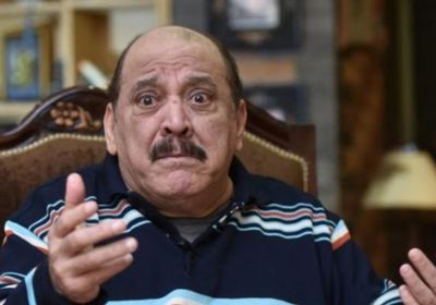 دموع وتكريم.. ضياء الميرغني يصعد إلى المسرح متكئًا ويكشف مأساة خطأ طبي