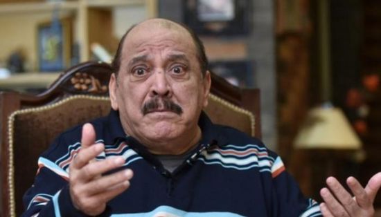 دموع وتكريم.. ضياء الميرغني يصعد إلى المسرح متكئًا ويكشف مأساة خطأ طبي