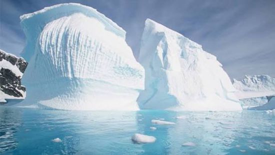 عاصفة ثلجية تتسبب في حصار نحو ألف شخص عند جبل إيفرست