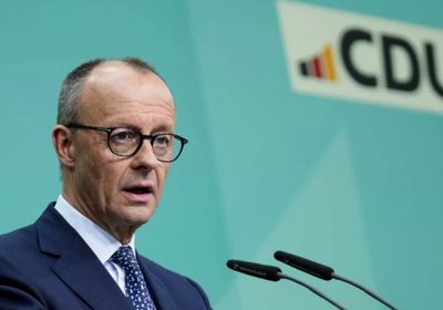 المستشار الألماني يجتمع مع قادة صناعة السيارات لضمان الوظائف