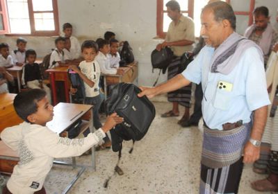 الهلال الأحمر الإماراتي يوزع الحقائب المدرسية على طلاب جيشان