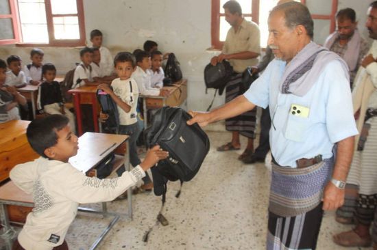 الهلال الأحمر الإماراتي يوزع الحقائب المدرسية على طلاب جيشان