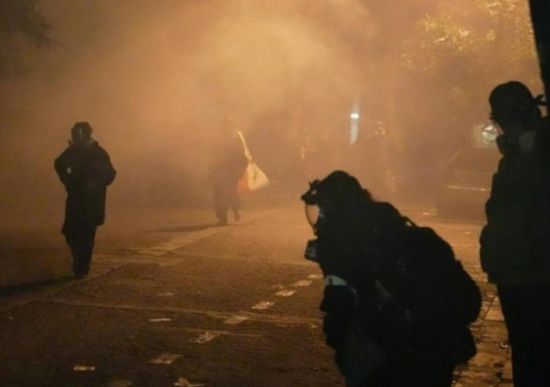 متظاهرون يقتحمون القصر الرئاسي في تبليسي