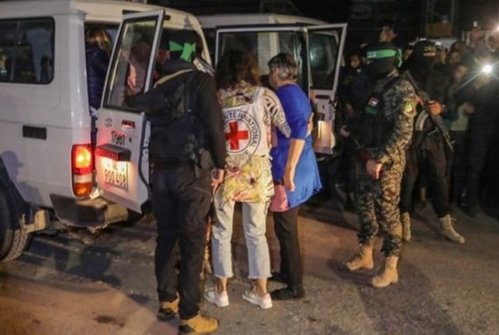 استعداداً لصفقة الرهائن.. إسرائيل تلتقي ممثل الصليب الأحمر