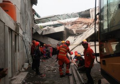 ارتفاع ضحايا انهيار مبنى مدرسة بإندونيسيا لـ50 طالبًا