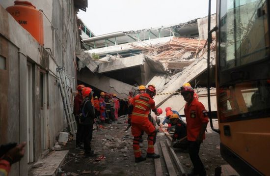 ارتفاع ضحايا انهيار مبنى مدرسة بإندونيسيا لـ50 طالبًا