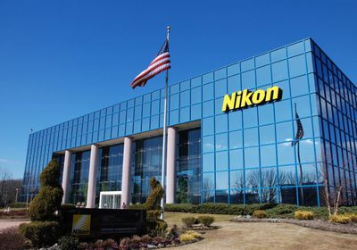 سهم "نيكون" يقفز بعد رفع "إيسيلور لوكسوتيكا" حصتها في الشركة