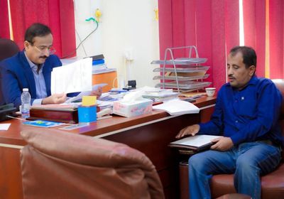 محافظ شبوة يناقش سير مشاريع مياه الريف وتعزيز الأمن المائي 