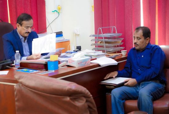 محافظ شبوة يناقش سير مشاريع مياه الريف وتعزيز الأمن المائي 