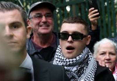 الطعن على حكم بإسقاط اتهامات بالإرهاب عن مغني فرقة نيكاب