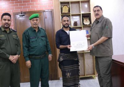 مع ذكرى أكتوبر.. مدير أمن العاصمة عدن يكرم الضباط المتميزين