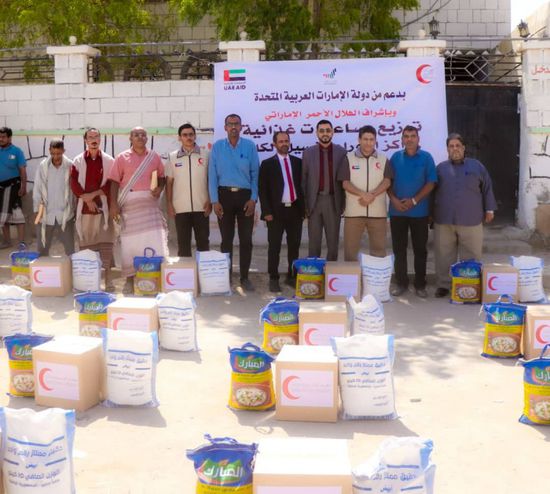 هلال الإمارات يوزع مساعدات غذائية على مرضى الأورام بشبوة