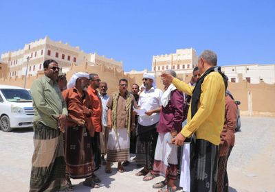 رئيس انتقالي وادي حضرموت يتفقد موقع الاحتفال بذكرى ثورة أكتوبر