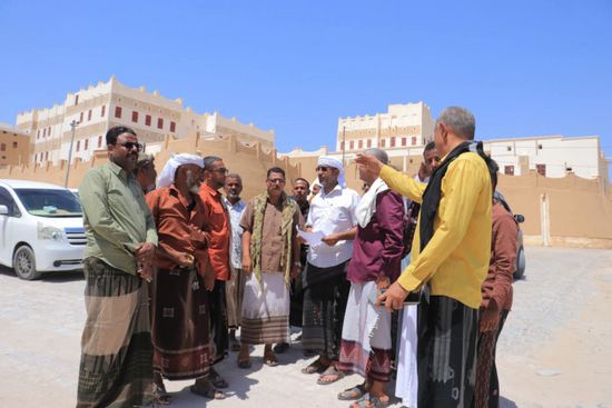 رئيس انتقالي وادي حضرموت يتفقد موقع الاحتفال بذكرى ثورة أكتوبر