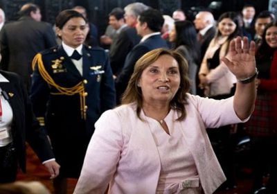 البرلمان البيروفي يعزل رئيسة البلاد دينا بولوارتي