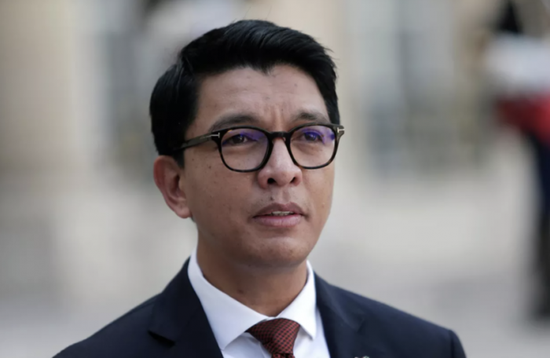 وسط تصاعد الاحتجاجات.. رئيس مدغشقر يغادر العاصمة أنتاناناريفو