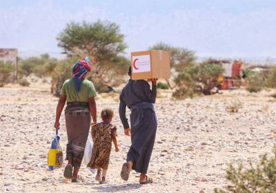 هلال الإمارات يوزع 36 طناً من المساعدات على بدو شبوة