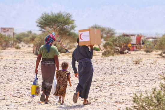 هلال الإمارات يوزع 36 طناً من المساعدات على بدو شبوة