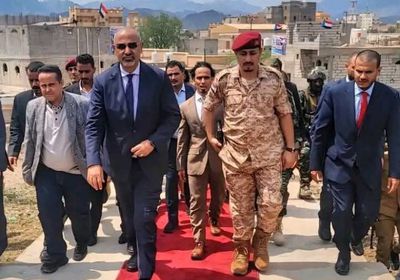 الرئيس الزُبيدي يضع إكليلا من الزهور على النصب التذكاري للشهيد لبوزة