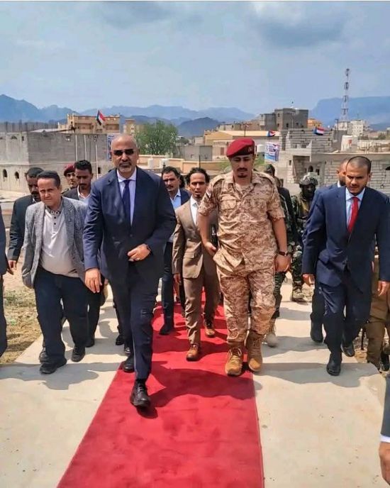 الرئيس الزُبيدي يضع إكليلا من الزهور على النصب التذكاري للشهيد لبوزة