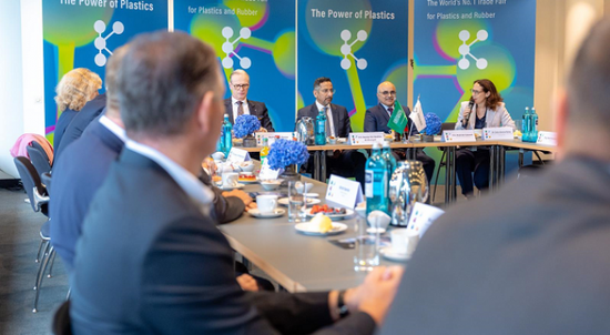 السعودية تحث المستثمرين على الاستفادة من فرص الصناعات الكيماوية