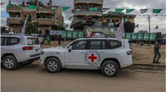       حافلات الصليب الأحمر تستعد لاستقبال الأسرى الفلسطينيين