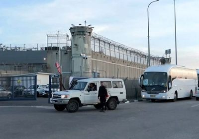 تحرك شاحنات إسرائيلية استعدادًا لإطلاق سراح أسرى فلسطينيين