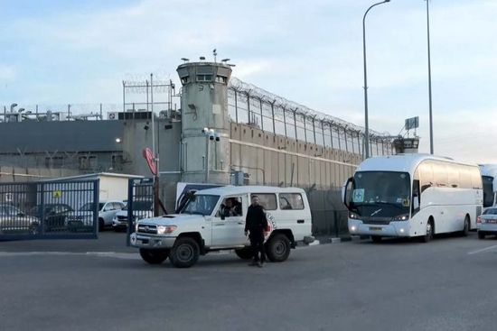 تحرك شاحنات إسرائيلية استعدادًا لإطلاق سراح أسرى فلسطينيين