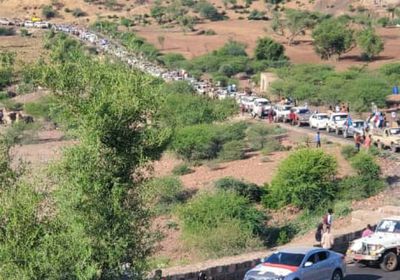 وصول حشود من الأزارق لموقع احتفالية ذكرى ثورة أكتوبر بالضالع