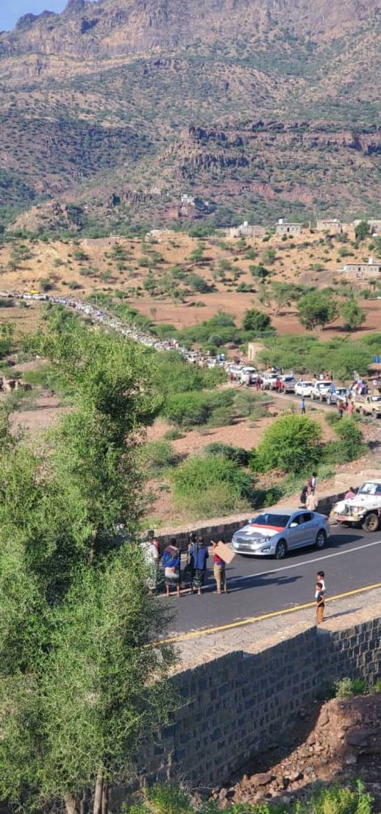 وصول حشود من الأزارق لموقع احتفالية ذكرى ثورة أكتوبر بالضالع