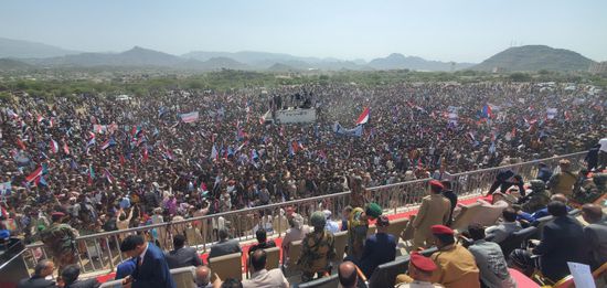 احتشاد الآلاف من أبناء الجنوب بموقع احتفالية ثورة أكتوبر في الضالع