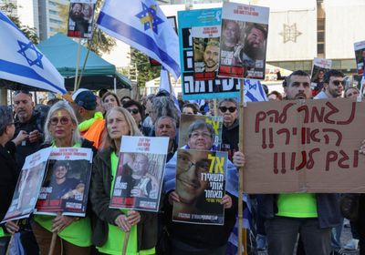 الفرحة تعم ساحة الرهائن في تل أبيب مع بدء الافراج عن الرهائن