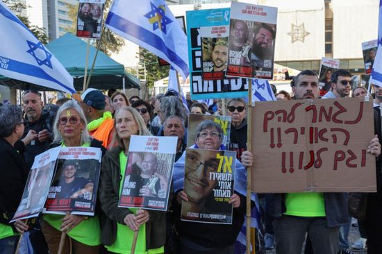 الفرحة تعم ساحة الرهائن في تل أبيب مع بدء الافراج عن الرهائن