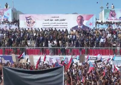 شاهد استقبال الجماهير للرئيس الزُبيدي باحتفالية ثورة أكتوبر