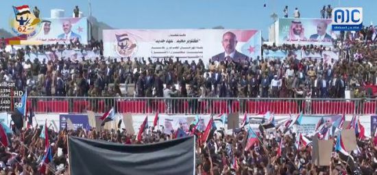 شاهد استقبال الجماهير للرئيس الزُبيدي باحتفالية ثورة أكتوبر