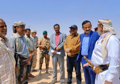 محافظ شبوة يدشن مشروع توسعة المدخل الغربي لعتق