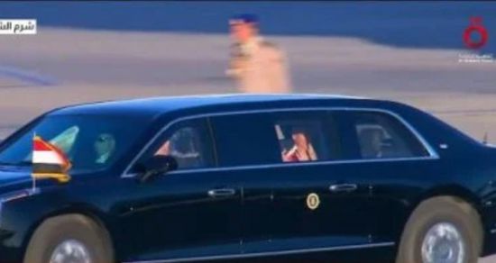 حديث جانبي بين الرئيس السيسى وترامب فى طريقه لمقر قمة شرم الشيخ