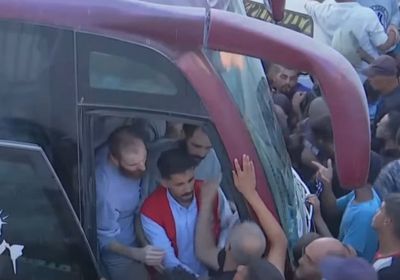 بعد إطلاق سراحهم.. وصول أسرى فلسطينيين مجمع ناصر بخان يونس