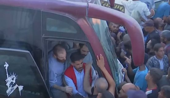 بعد إطلاق سراحهم.. وصول أسرى فلسطينيين مجمع ناصر بخان يونس