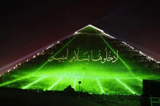 الأهرامات تحتفي بقمة شرم الشيخ للسلام