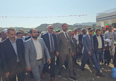 الرئيس الزُبيدي يفتتح مدرسة بن زايد النموذجية بمديرية الأزارق