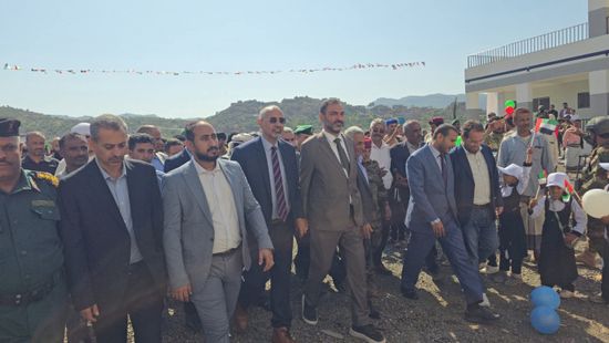 الرئيس الزُبيدي يفتتح مدرسة بن زايد النموذجية بمديرية الأزارق