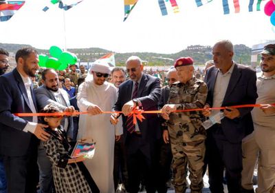 رئيس الانتقالي يفتتح مجمعي بن زايد التربويين في الأزارق وجحاف