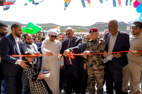 رئيس الانتقالي يفتتح مجمعي بن زايد التربويين في الأزارق وجحاف