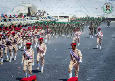 احتفالا بثورة أكتوبر.. الحزام والدعم والإسناد ينظمان عرضا عسكريا في أبين