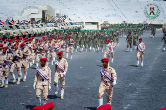 احتفالا بثورة أكتوبر.. الحزام والدعم والإسناد ينظمان عرضا عسكريا في أبين