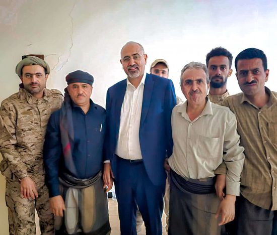 الرئيس الزُبيدي يطمئن على صحة القائد صلاح الشنفرة